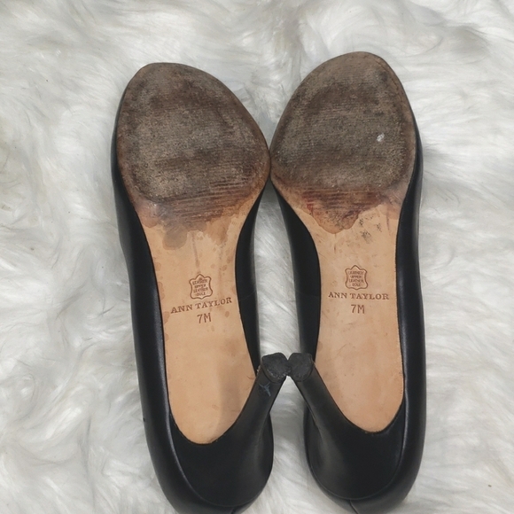 Ann Taylor round toe black leather pumps 7 - Picture 5 of 7